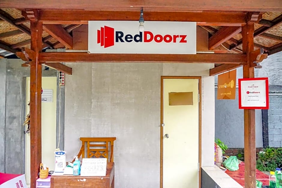 RedDoorz near Penimbangan Beach Singaraja