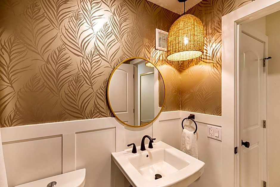 Updated Kihei Studio, Steps to Beach with Pool, Hot Tub & Parking