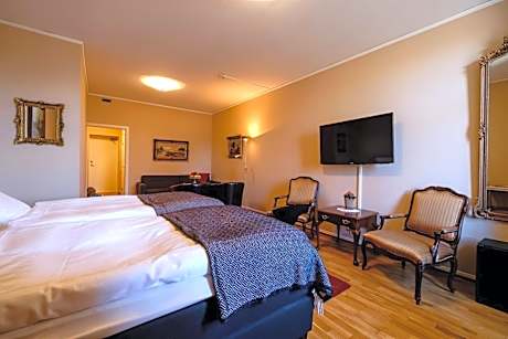 Family Room (2 Adults + 2 Children)