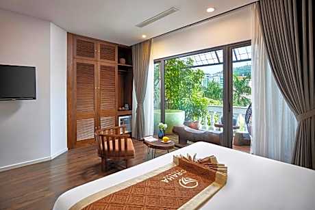 Junior Suite Studio with Bathtub, Balcony & Mountain View