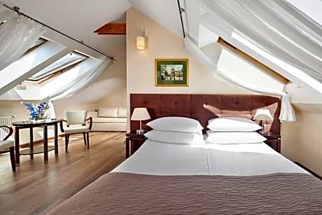 Superior Deluxe Double or Twin Room with large bathroom
