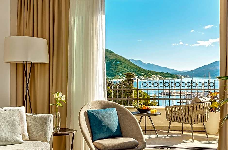 Lazure Hotel & Marina