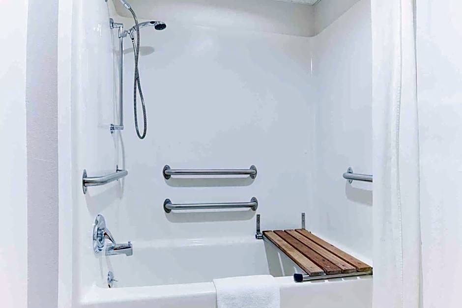 Super 8 by Wyndham Oelwein