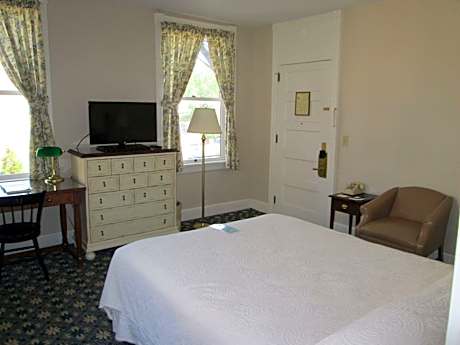 Deluxe Main Inn Room with One Queen Bed