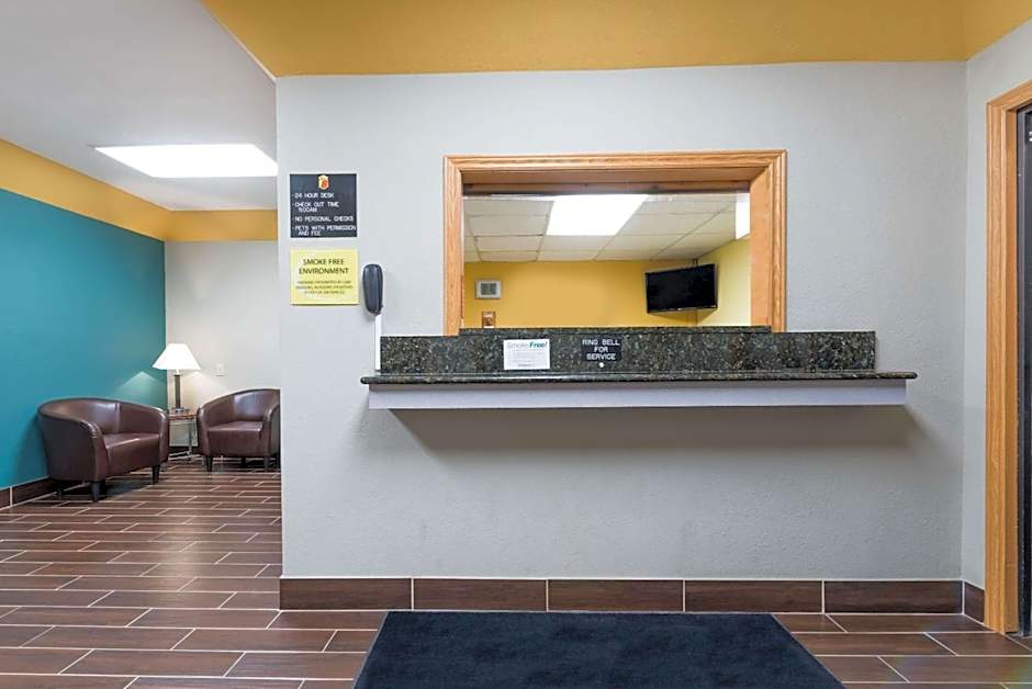 Super 8 by Wyndham Devils Lake