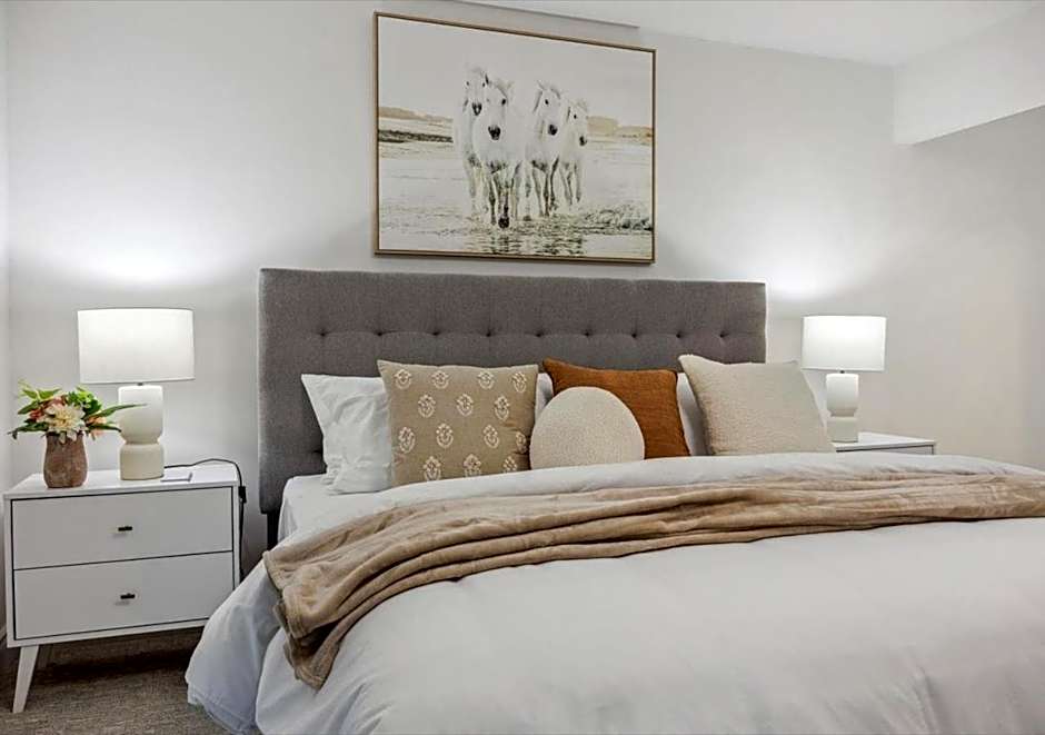 Luxurious and Beautiful, Barrie