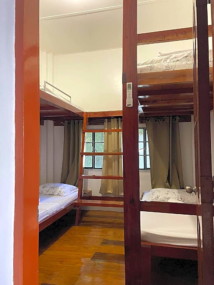 Photo 1 sur 5 de bunk bed shared bathroom
