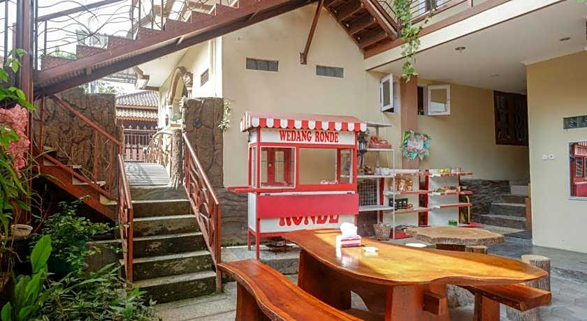 RedDoorz Syariah near Terminal Mendolo Wonosobo 2