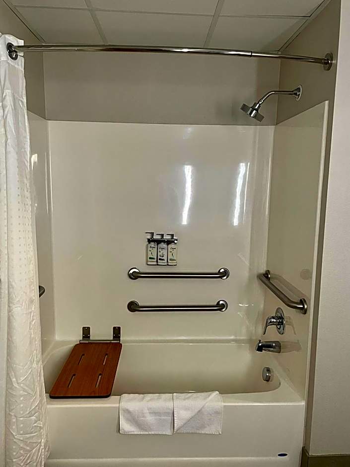 Holiday Inn Express & Suites Marquette By IHG