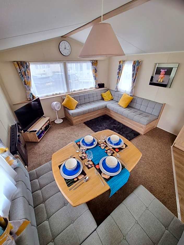 Chic, spacious & fun coastal retreat - family friendly - 3 min walk to beach