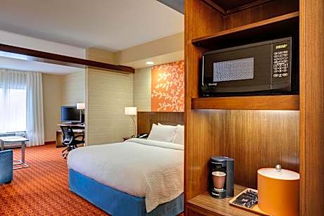 King Studio with Sofa Bed and Transfer Shower - Mobility Accessible