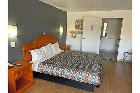 King Bed Accessible Smoking
