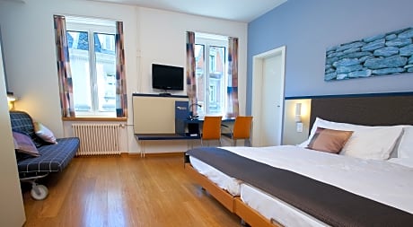 LARGE ROOM