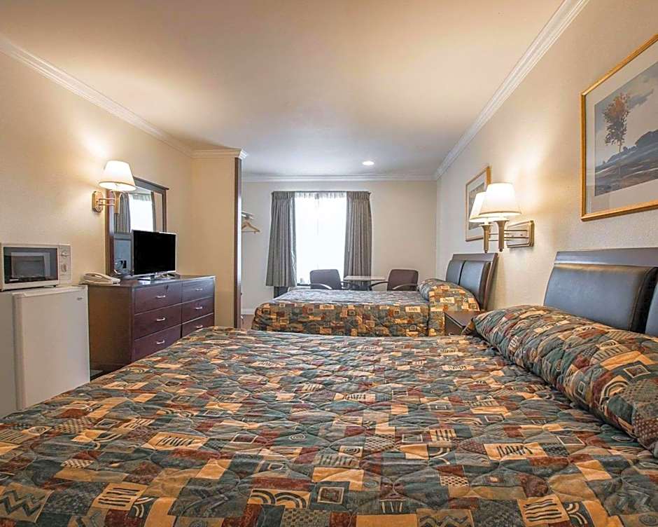 Palm Inn Hotel near Tyler Mall Riverside