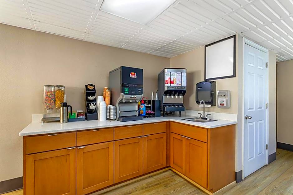 Econo Lodge Inn & Suites At The Conference Center