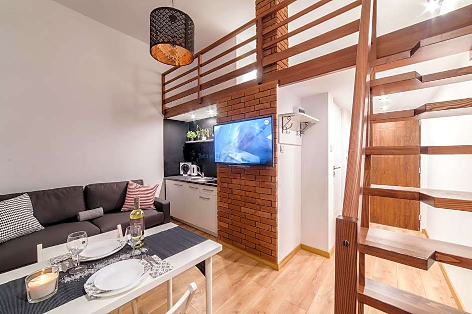 2 Nights Apartments - great location, right next to Main Rail and Bus Station, 10 min to Main Square by foot