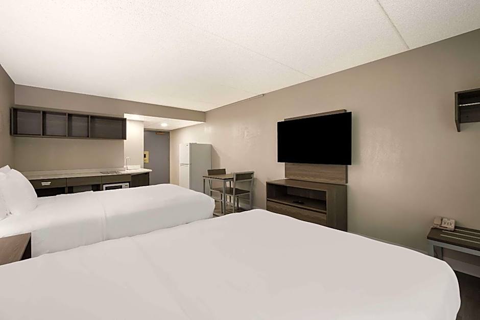 Suburban Studios Milwaukee Airport