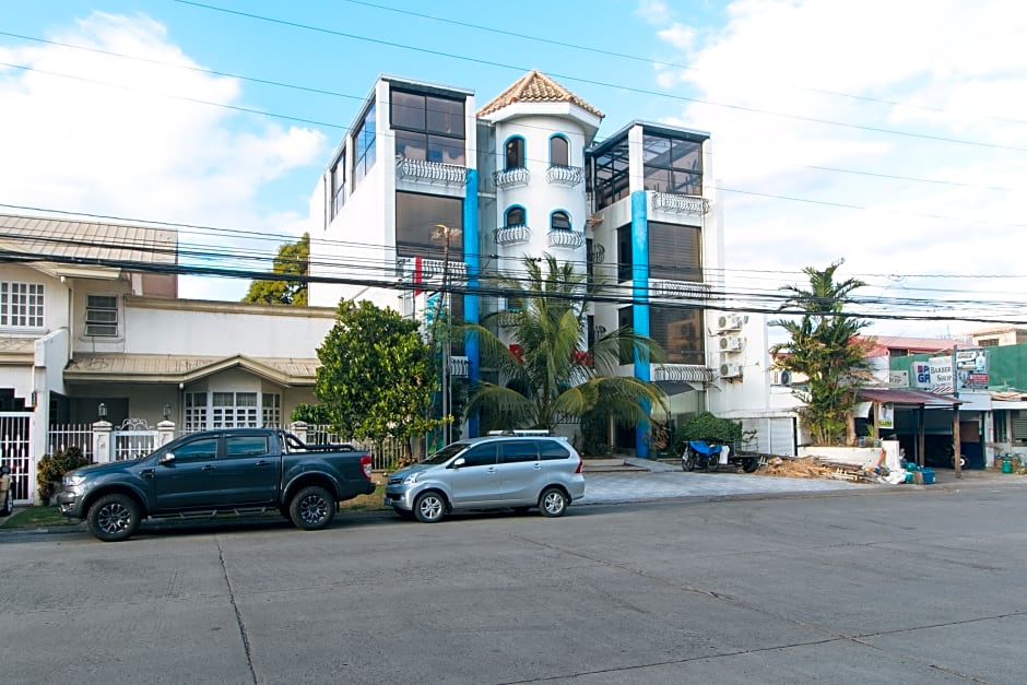 RedDoorz Plus @ Aguirre Avenue BF Homes