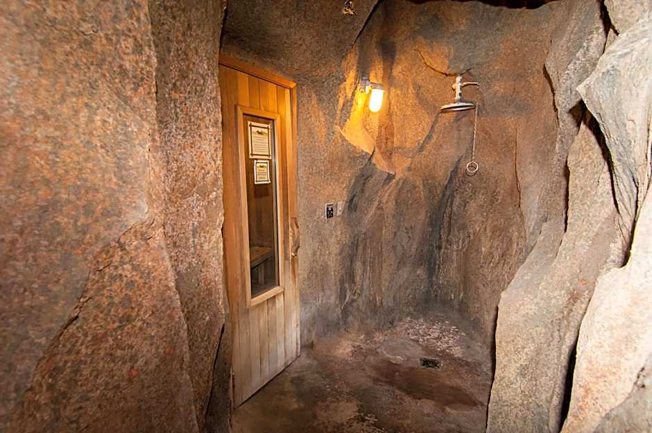 Fox Hotel And Suites