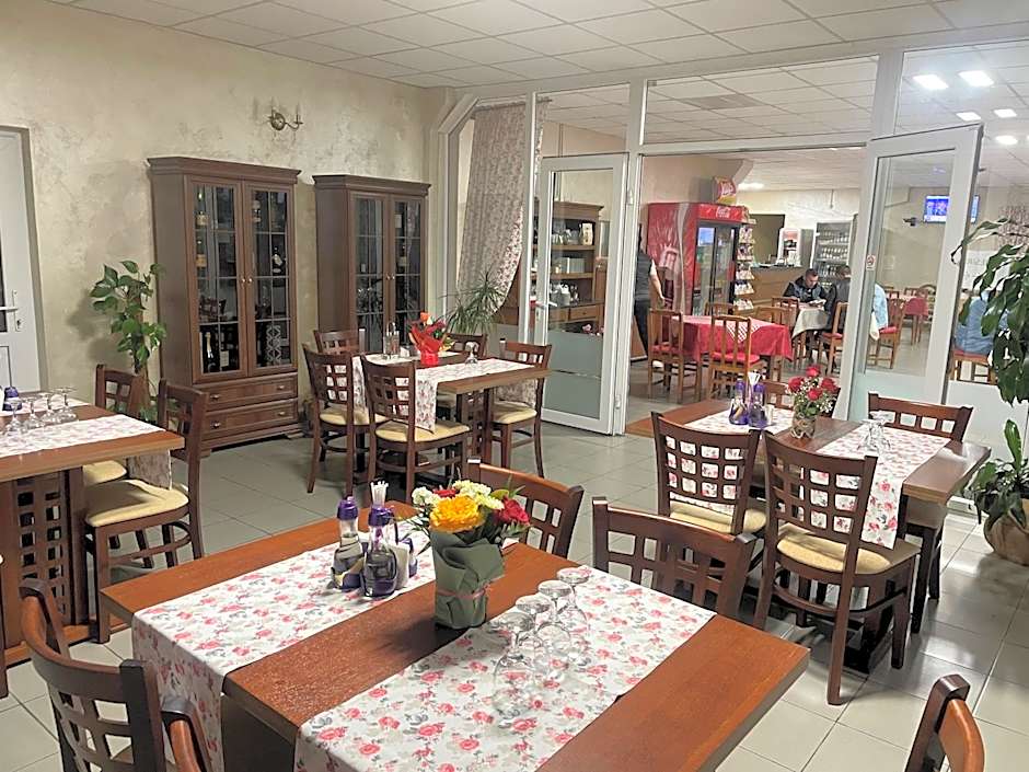 KM 80 Restaurant & Hotel