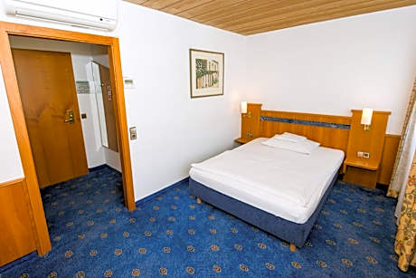 Comfort Queen Room