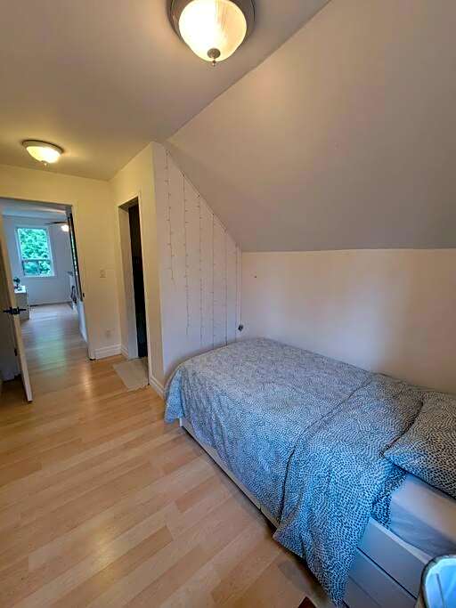 Cozy Farmhouse 10 Minutes From The Beach!