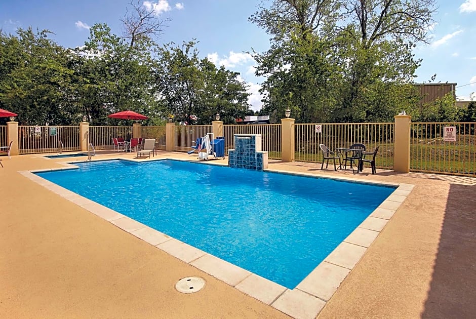 La Quinta Inn & Suites by Wyndham Dallas Hutchins