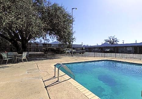 Americas Best Value Inn Uvalde