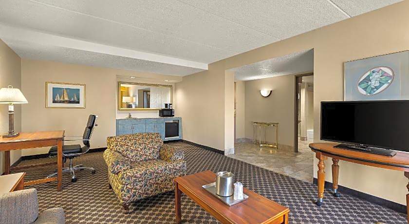 Hotel RL Cleveland Airport West
