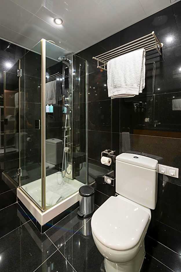 Hesperia Fira Suites