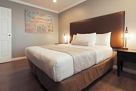 Family Kitchen Suite - 3 Beds + Pull-Out Couch