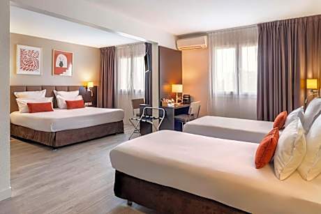 Queen Suite with One Queen Bed and Two Single Beds - Non-Smoking