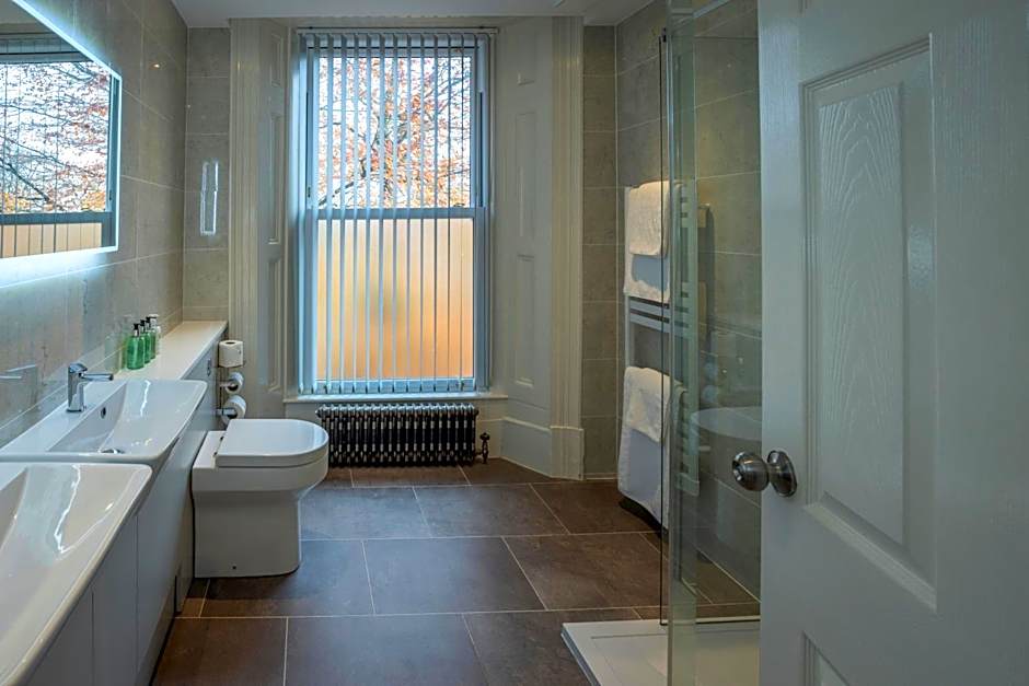 B/W Plus Buxton Lee Wood Hotel