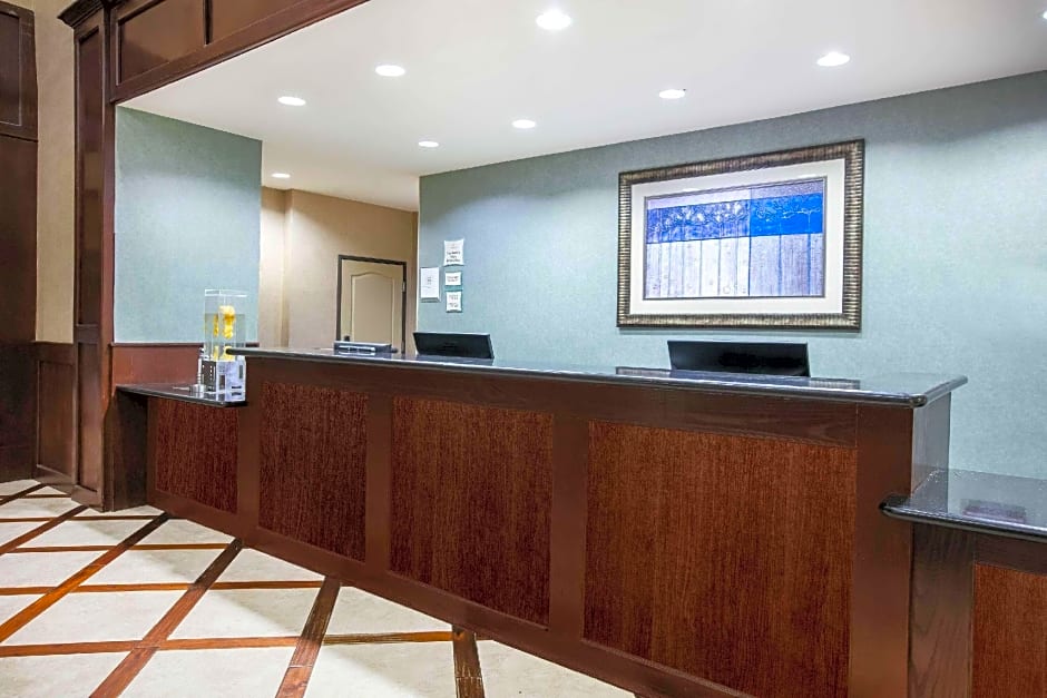 La Quinta Inn & Suites by Wyndham DFW Airport West - Euless