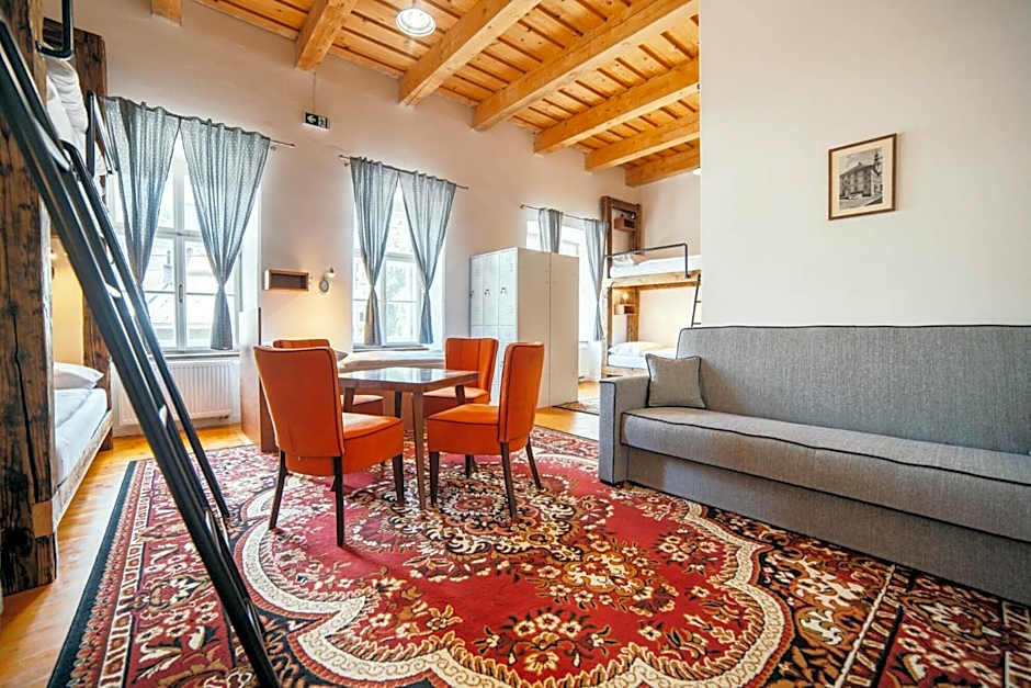 HoStel Cosmopolitan*