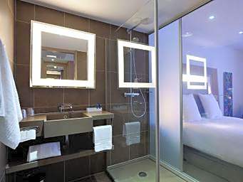 Classic room with 2 single beds (35"x79") and bathtub