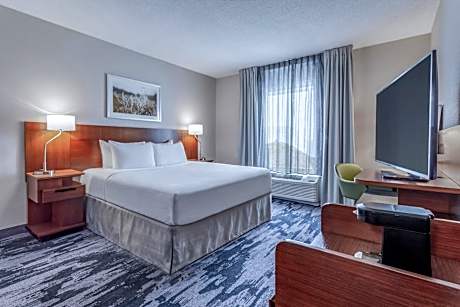 King Room with Roll-In Shower - Mobility Accessible