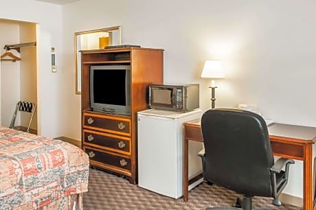 1 King Bed, Nonsmoking, Accessible