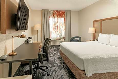 King Room with Bathtub and Roll-In Shower - Mobility Access/Hearing Accessible