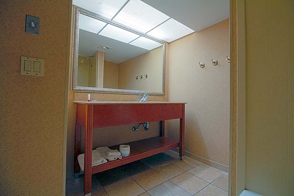 Tulsa Square Hotel Central, I-44 By OYO