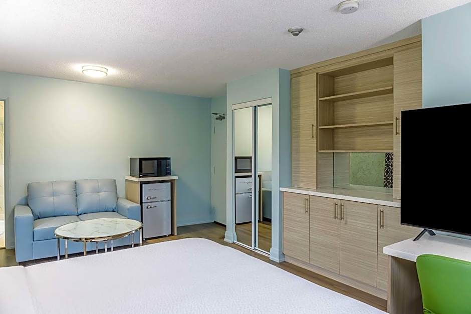 Motel 6 Niagara Falls, ON Near the Falls