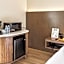 456 Embarcadero Inn & Suites