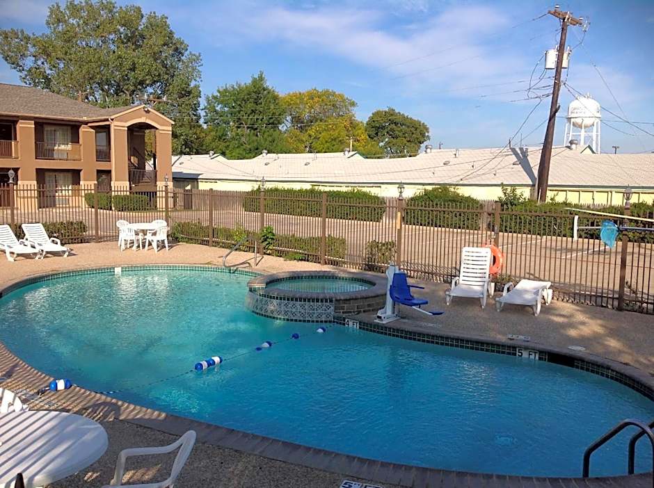 Howard Johnson by Wyndham Grand Prairie Near Lone Star Park