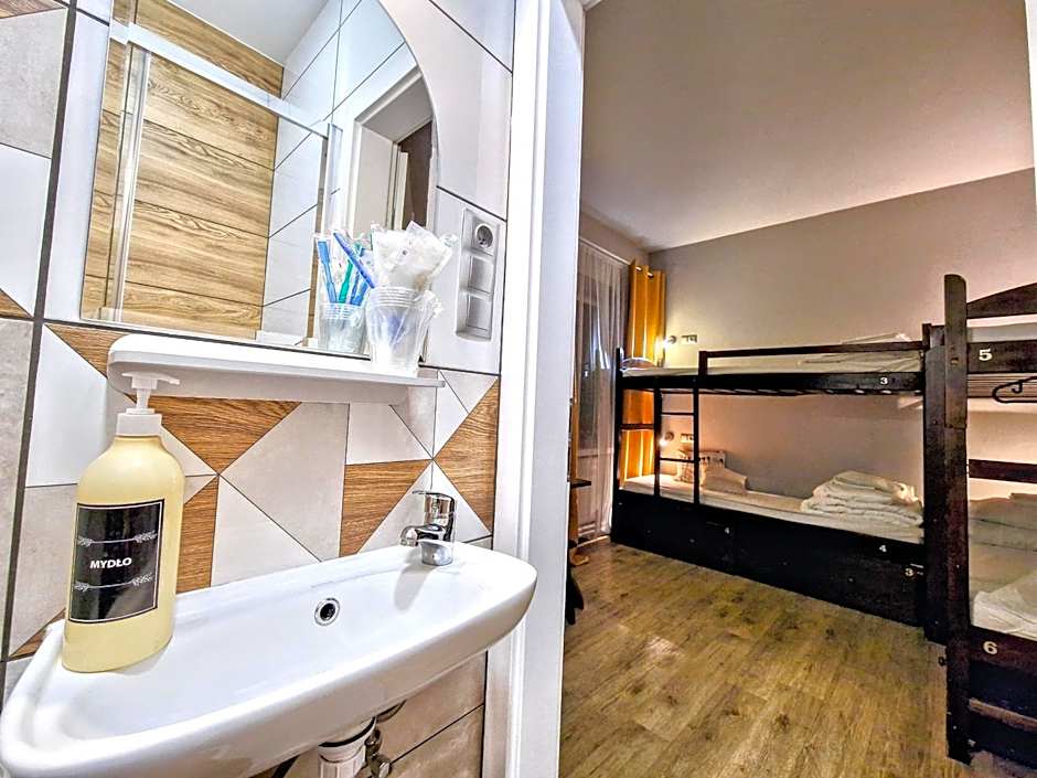 Hostel Helvetia - Private Rooms in City Center