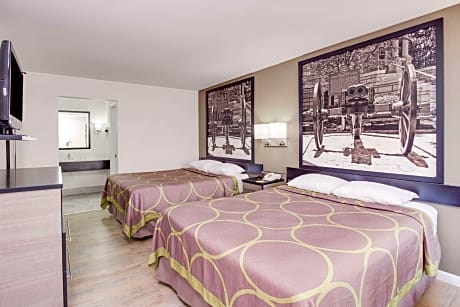 2 Queen Beds and 1 Sofa Bed Deluxe Room Non-Smoking