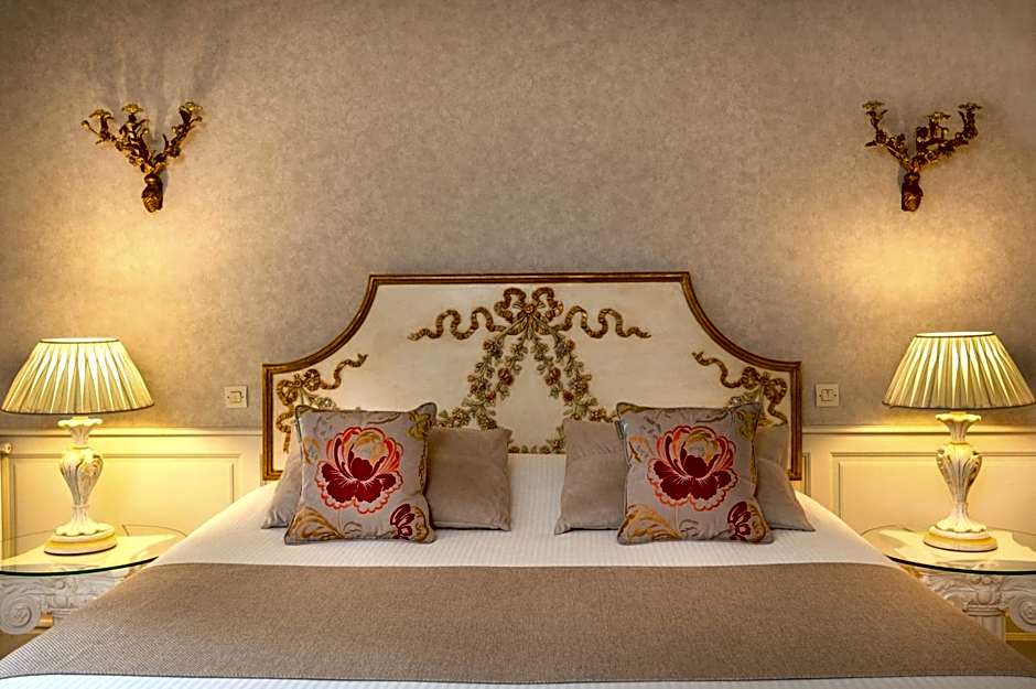 Chateau De Rochecotte