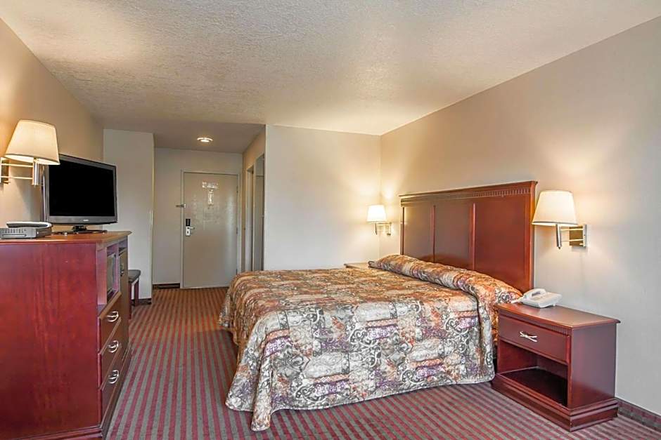 Bridgeway Inn & Suites