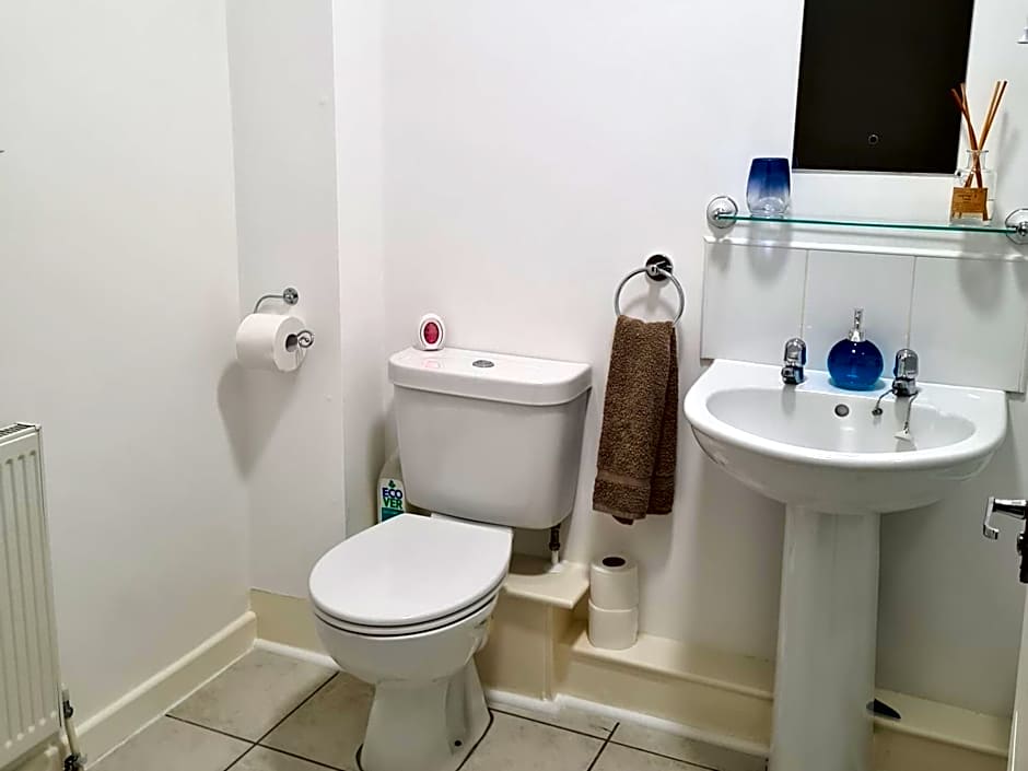 2 bedroom house Admiral Court