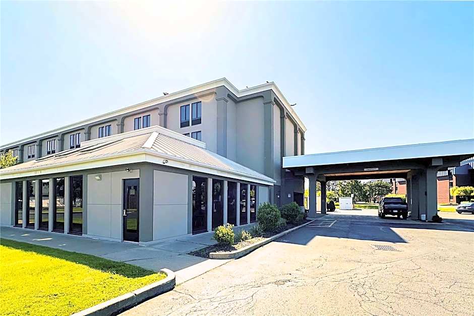 Ashbourne Hotel Canton/Hall of Fame I-77