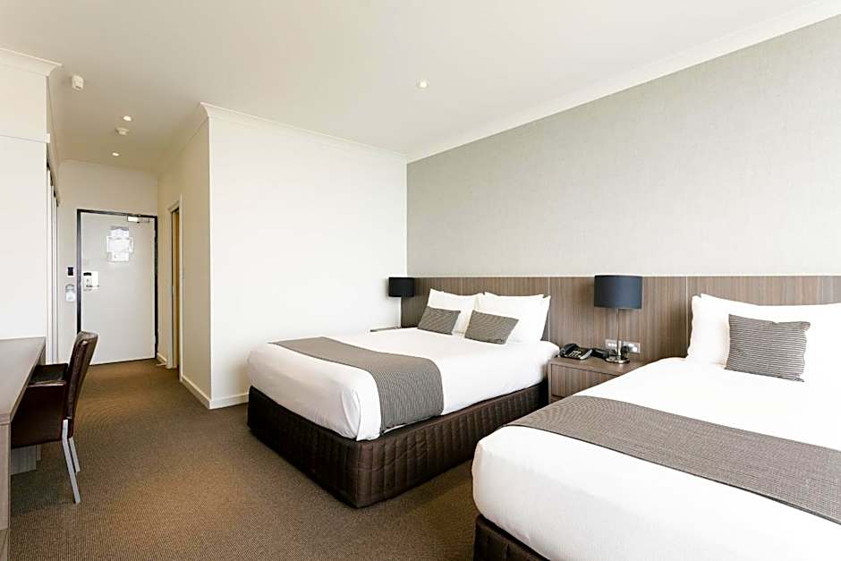 Lakes Hotel